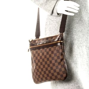 Louis vuttion pochette bothered crossbody